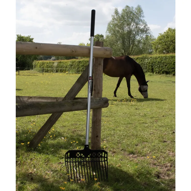 Fynalite Value Plastic Stable Fork 120cm Long Handle